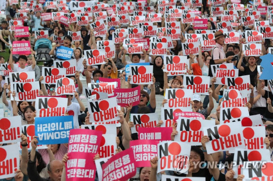 아베규탄시민행동 주최로 지난 27일 저녁 서울 광화문 광장에서 열린 '역사왜곡, 경제침략, 평화위협 아베정권 규탄 2차 촛불문화제'에서 시민들이 경제보복을 규탄하는 구호를 외치고 있다. <연합 제공>